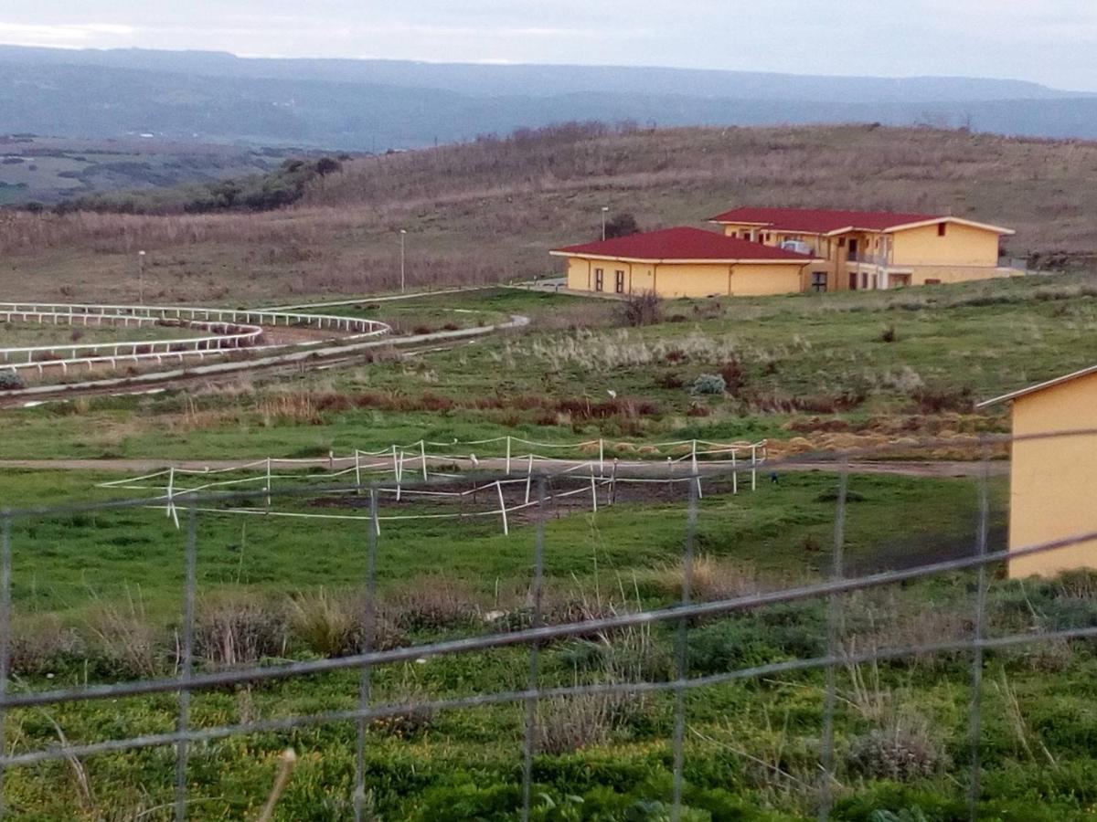 Hotel Bena E Traes Laerru Exterior photo